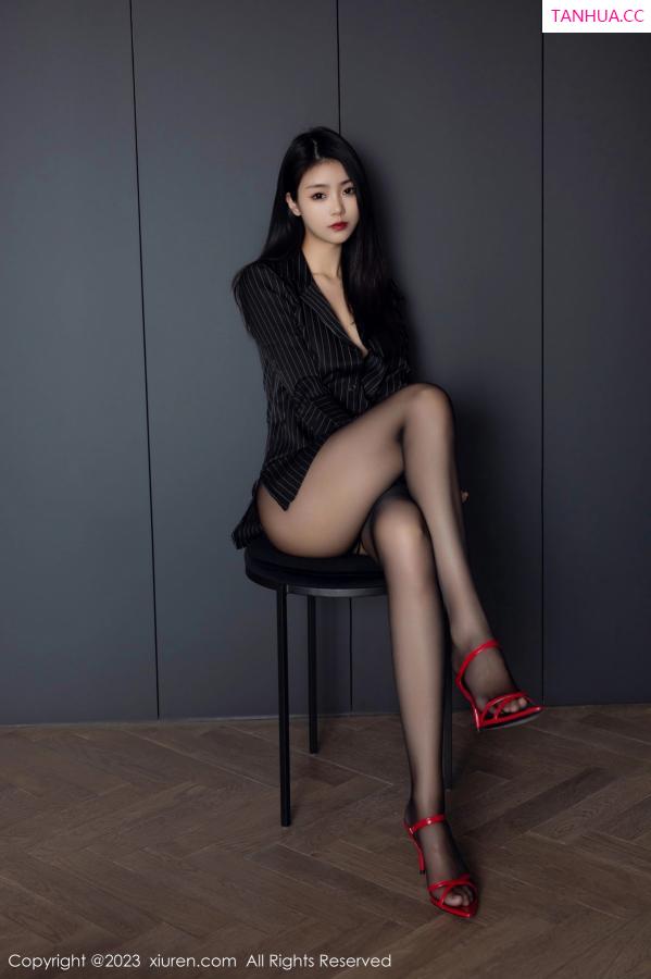 可乐Vicky  [XiuRen]高清写真图 2023.05.05 No.6677 可乐Vicky 黑丝美腿第11张图片